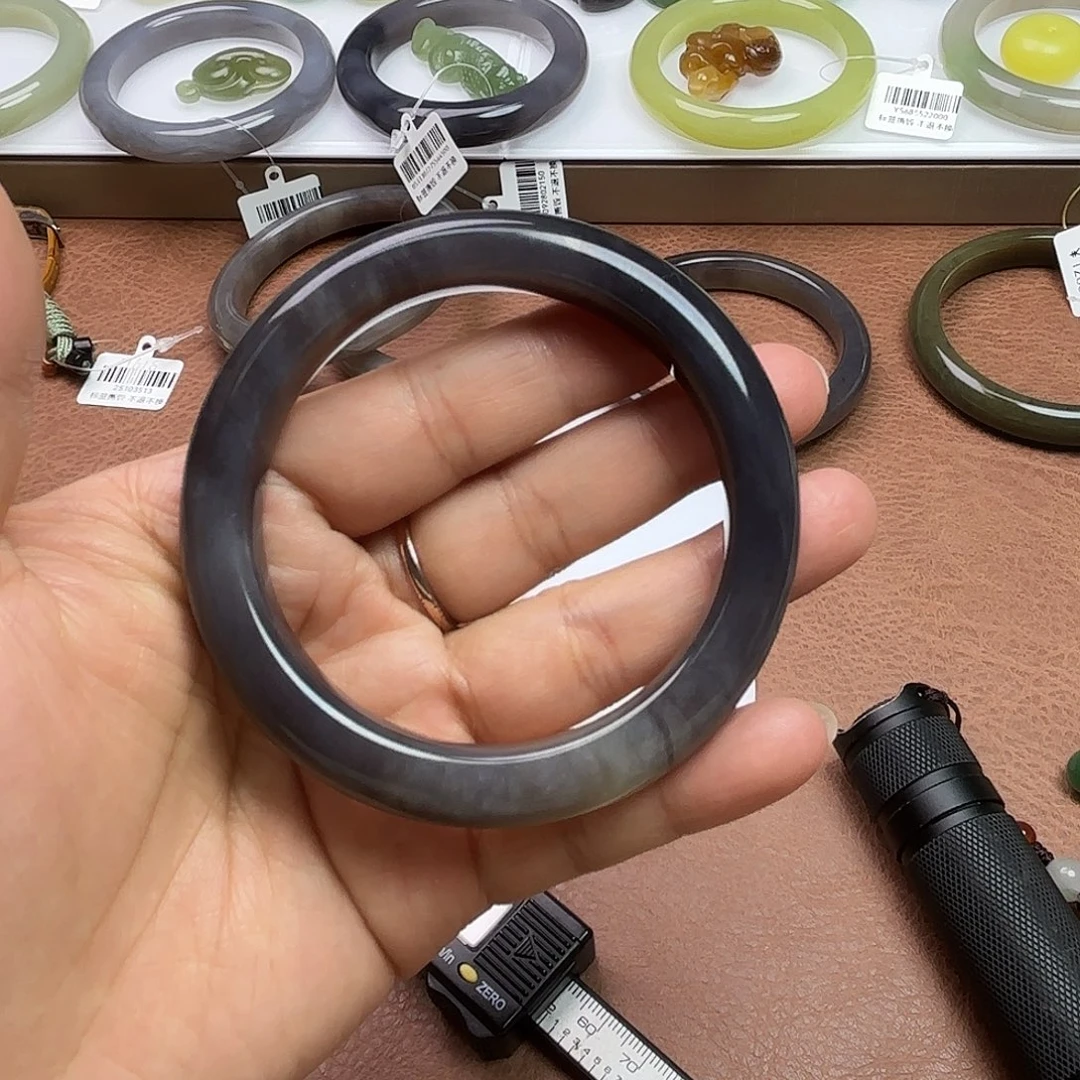 莲***5和田玉未镶嵌手镯