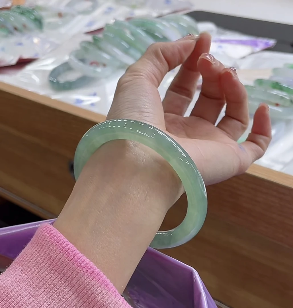 54-55冰晴圆条翡翠手镯