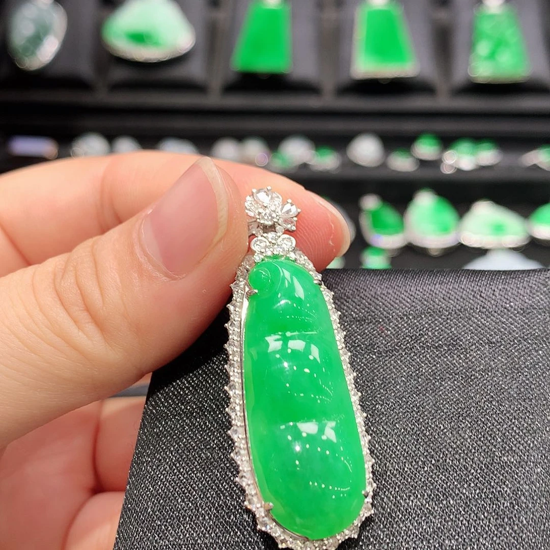 翡翠18K金镶嵌颈饰福豆