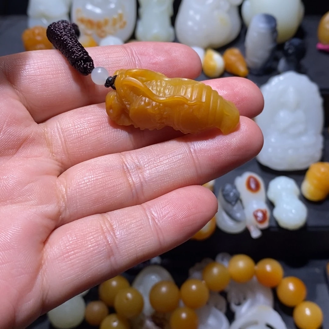 玉***人和田玉未镶嵌颈饰