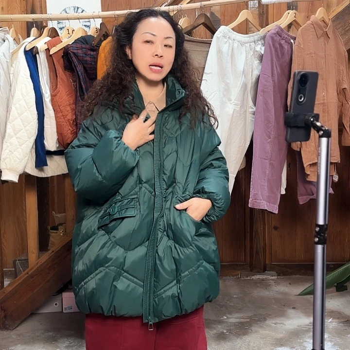 绿色白鸭绒羽绒服女冬季外套