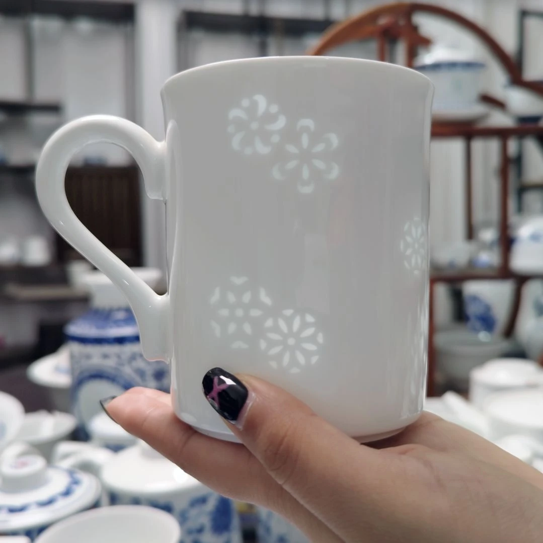 陶瓷纯白皮球花马克杯一个