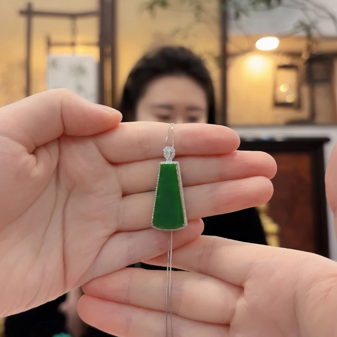翡翠18K金镶嵌吊坠(赠链)