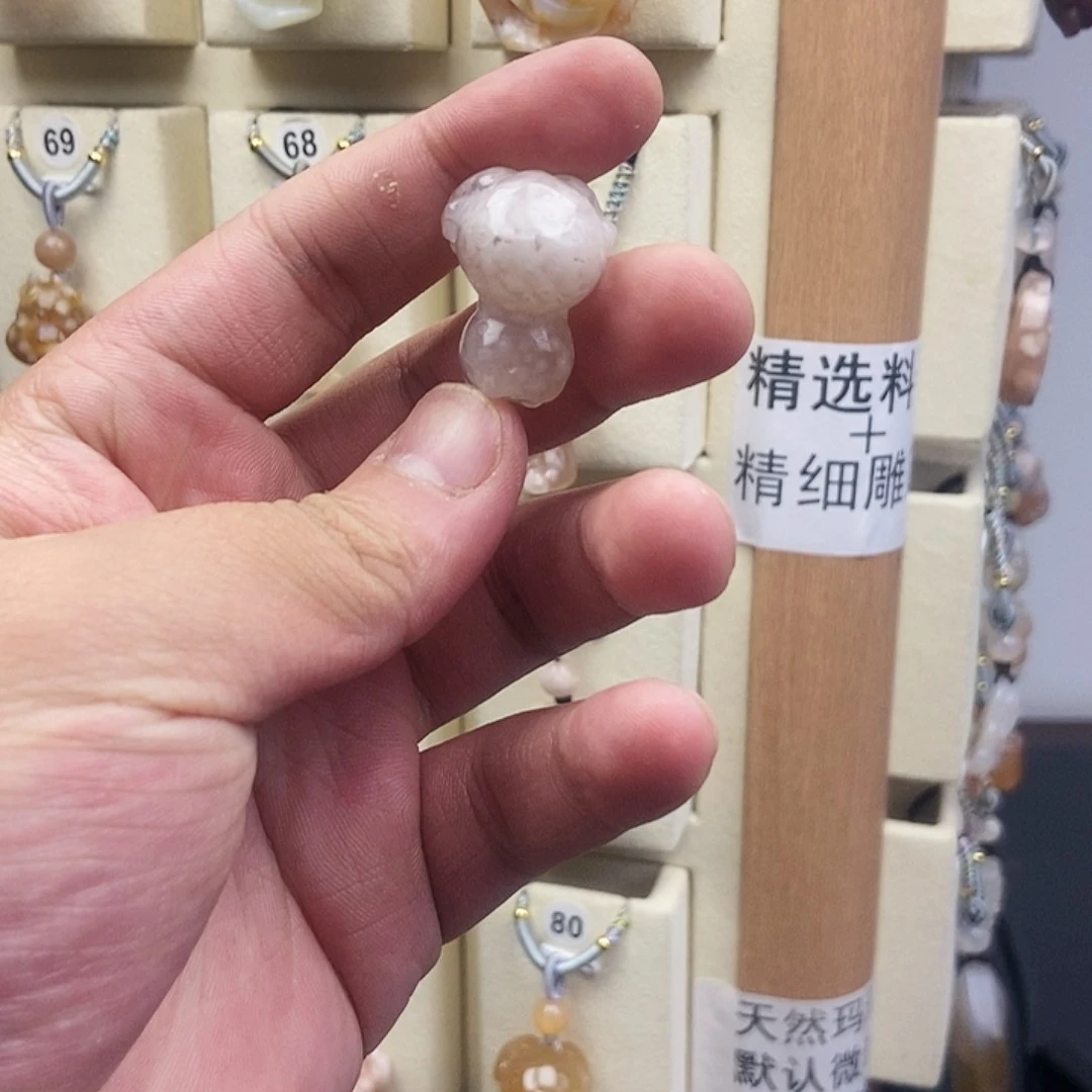 石英质玉未镶嵌颈饰散*?