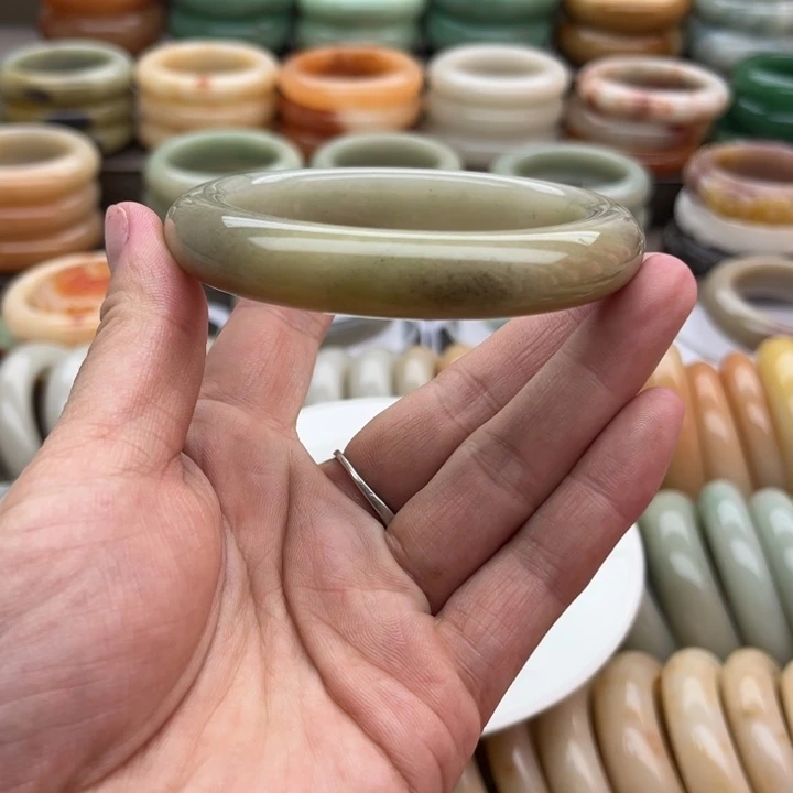 石英质玉手镯未镶嵌万*?