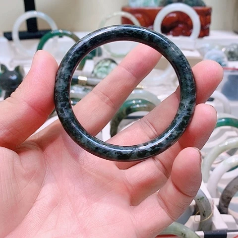 独山玉未镶嵌手镯