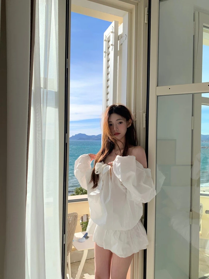 2025春夏新款一字肩荷叶边度假风长袖衬衫女显瘦百褶蛋糕裙套装