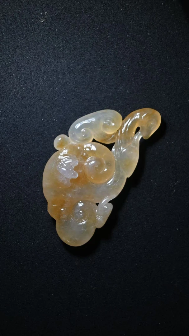 缅甸精工雕刻翡翠如意挂坠