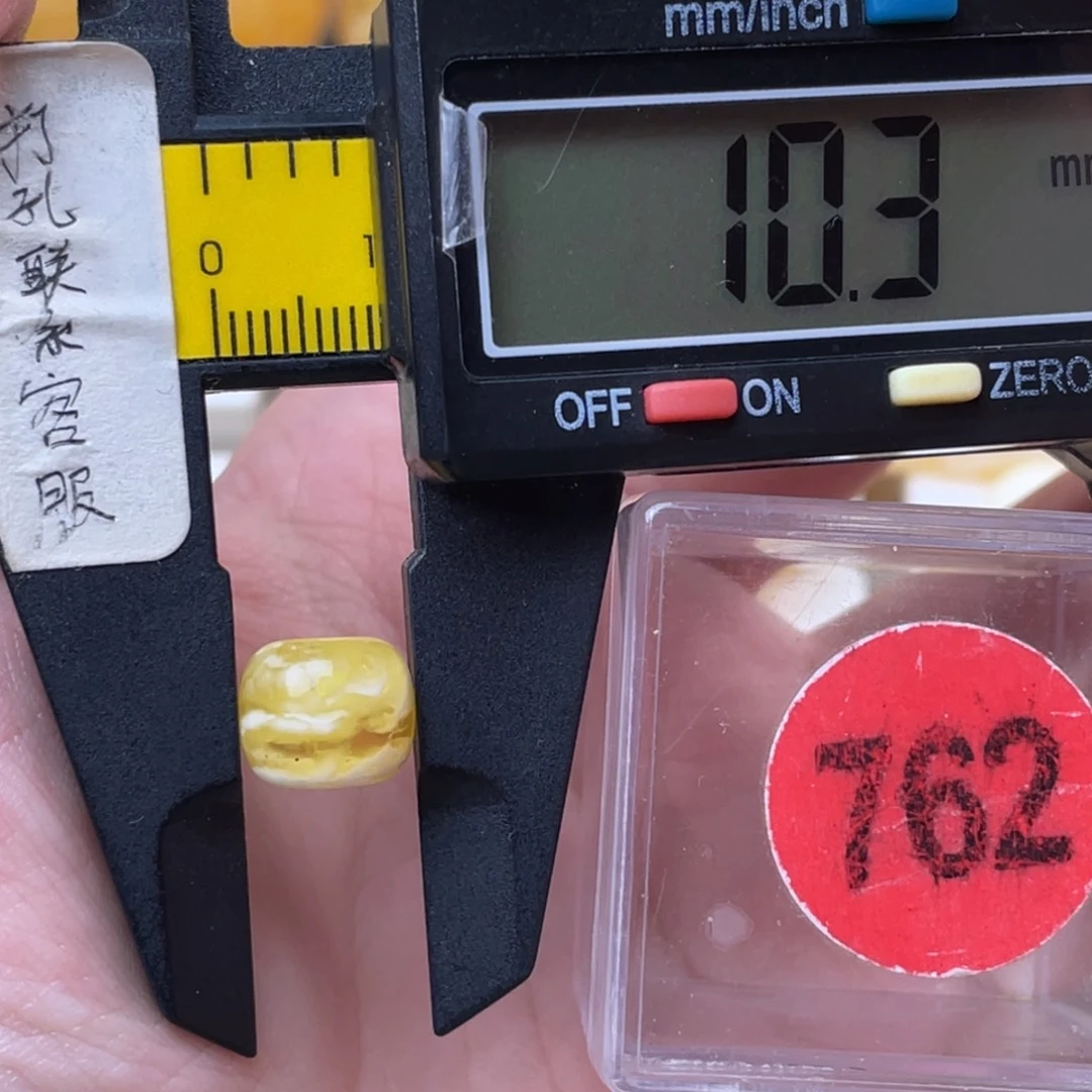 蜜蜡未镶嵌珠宝奇石