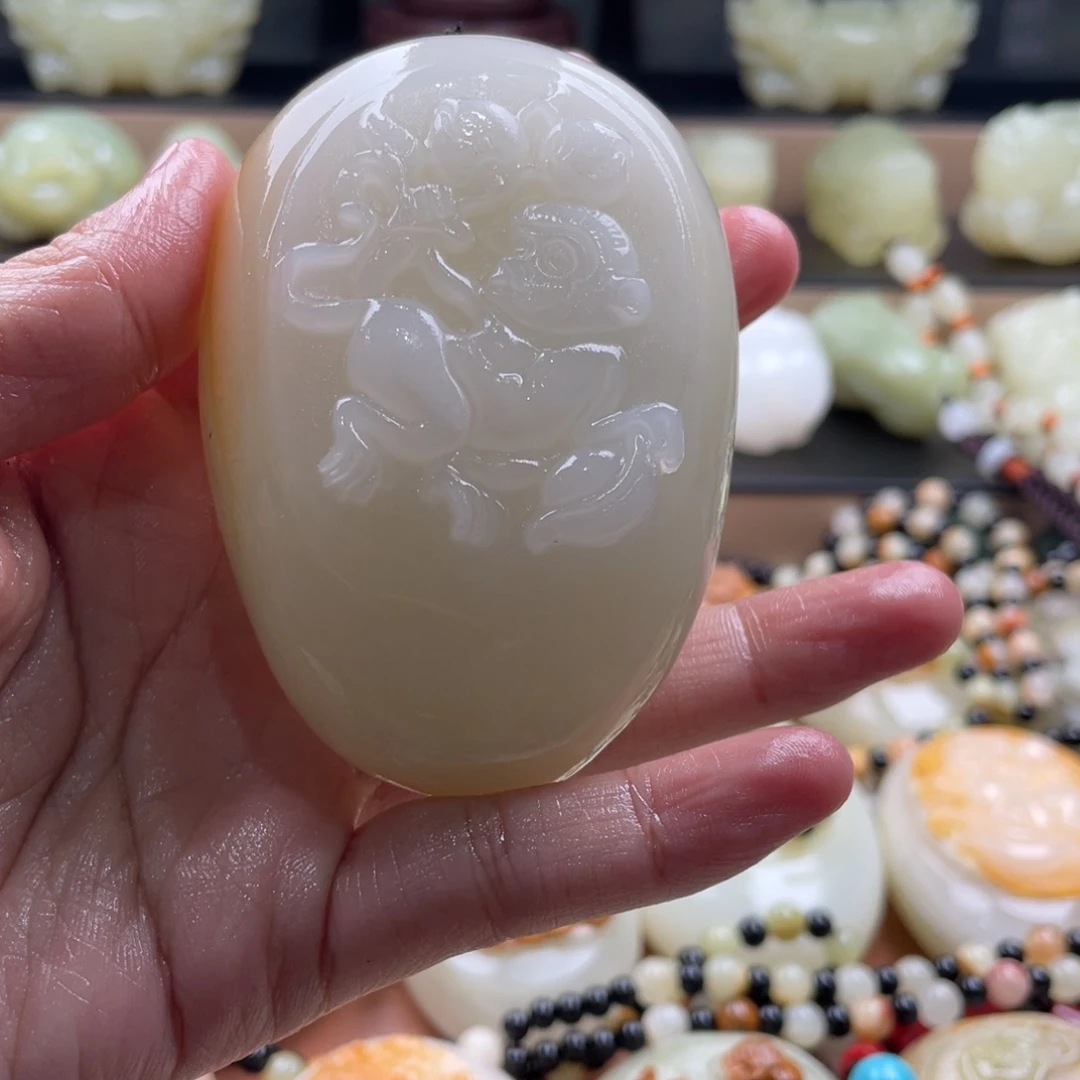 东***日石材古青石手把件