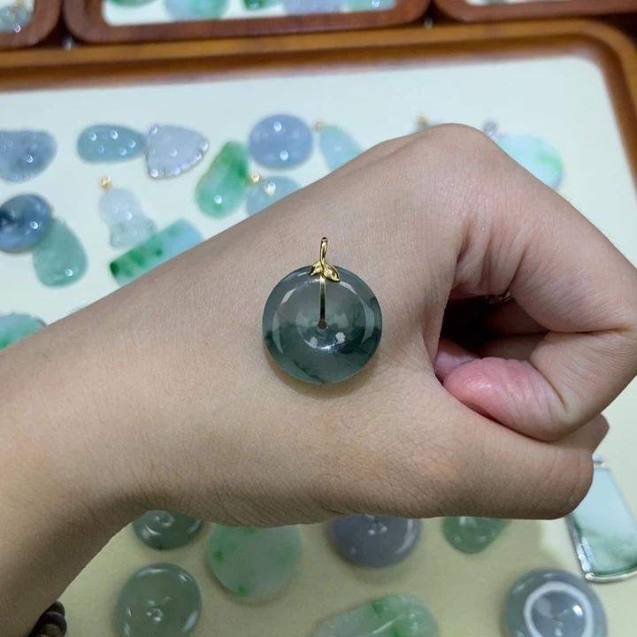 颈饰18K金镶嵌翡翠平安扣