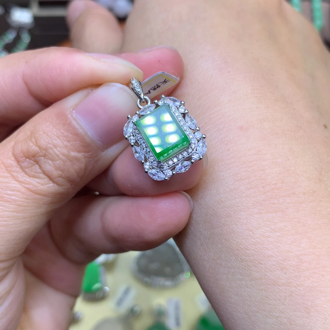 翡翠颈饰银S925镶嵌翡翠吊坠