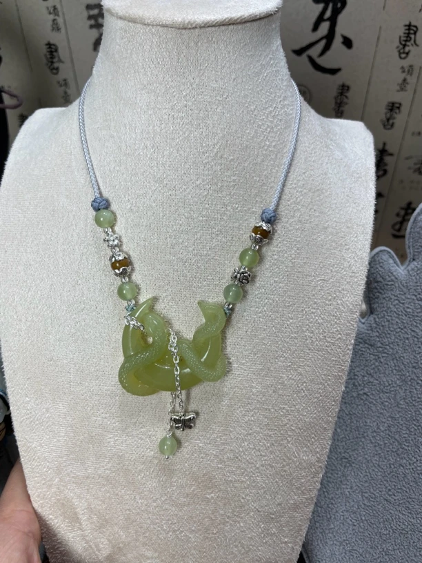 岫玉挂件天然玉石吊坠月亮蛇玉挂件蛇月玉吊坠复古时尚精美可调节