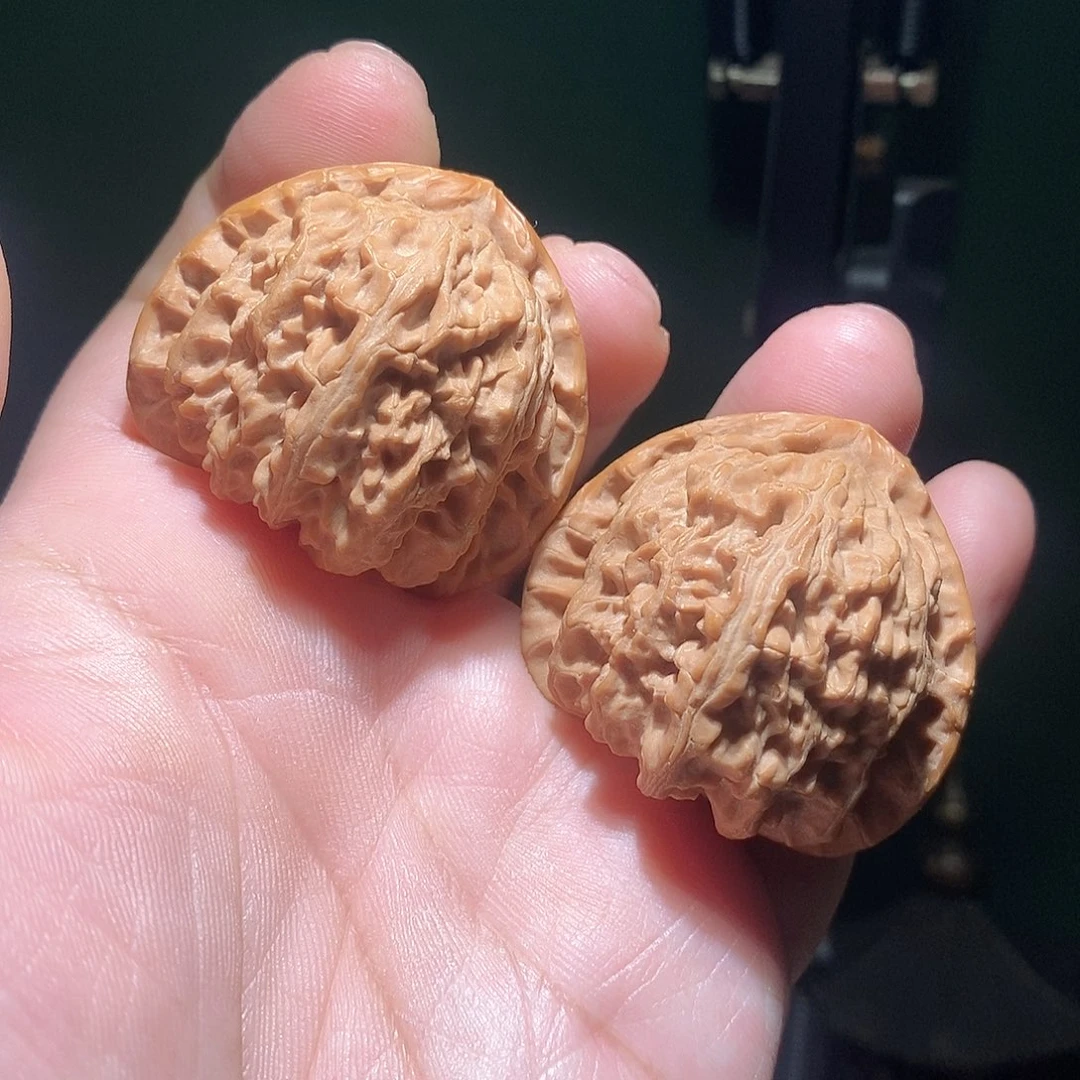 文玩核桃把件42三角白