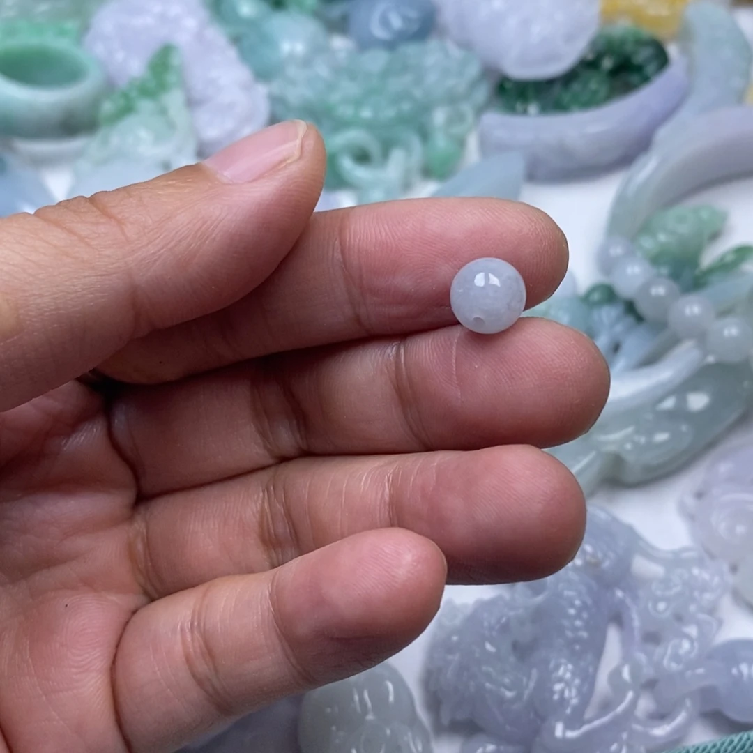 颈饰未镶嵌翡翠大****?翡翠