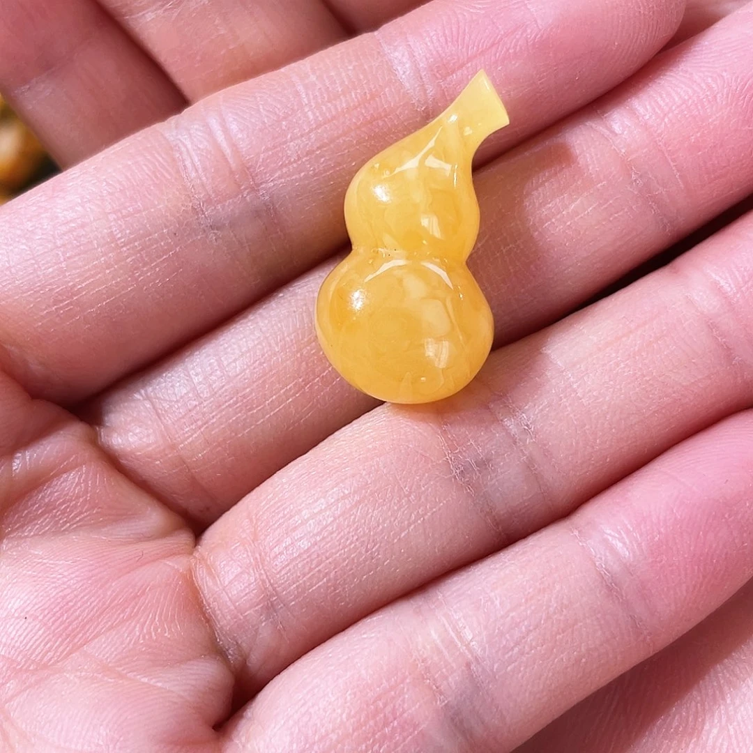 琥珀颈饰未镶嵌还***。蜜蜡葫芦