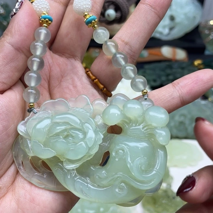 蛇纹石玉未镶嵌颈饰