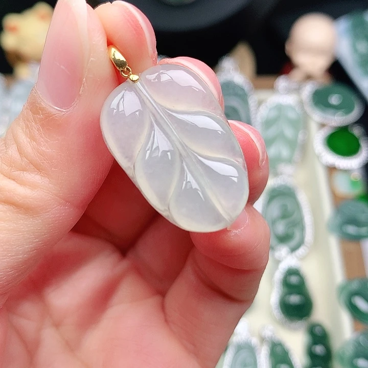 颈饰18K金镶嵌翡翠吊坠