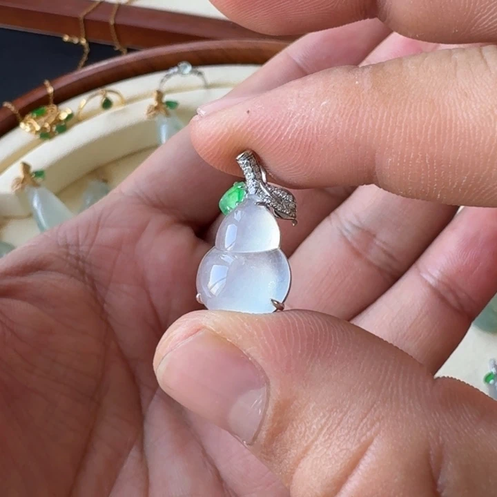 翡翠吊坠(不含链)18K金镶嵌