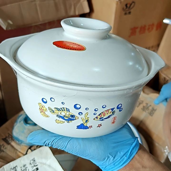 瓷片盘子碗茶壶啥都有