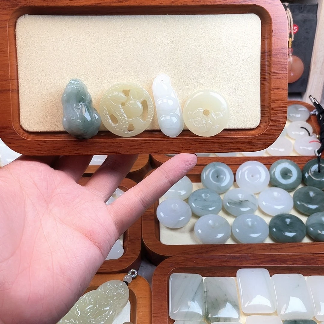 石英质玉合金颈饰