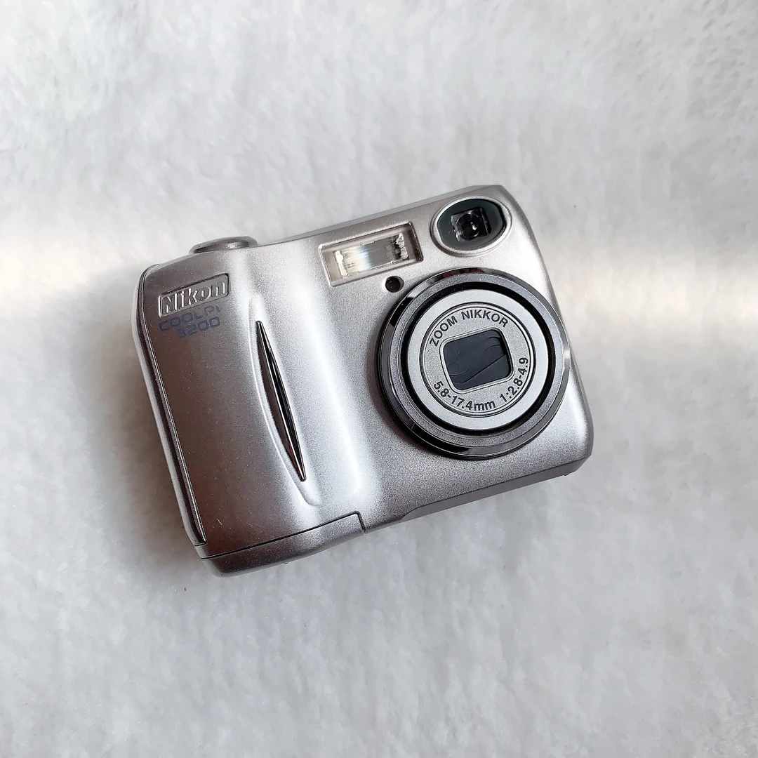 9新 Nikon/尼康 E3200 320万像素圆滚滚小巧奶油肌 自备5号电池