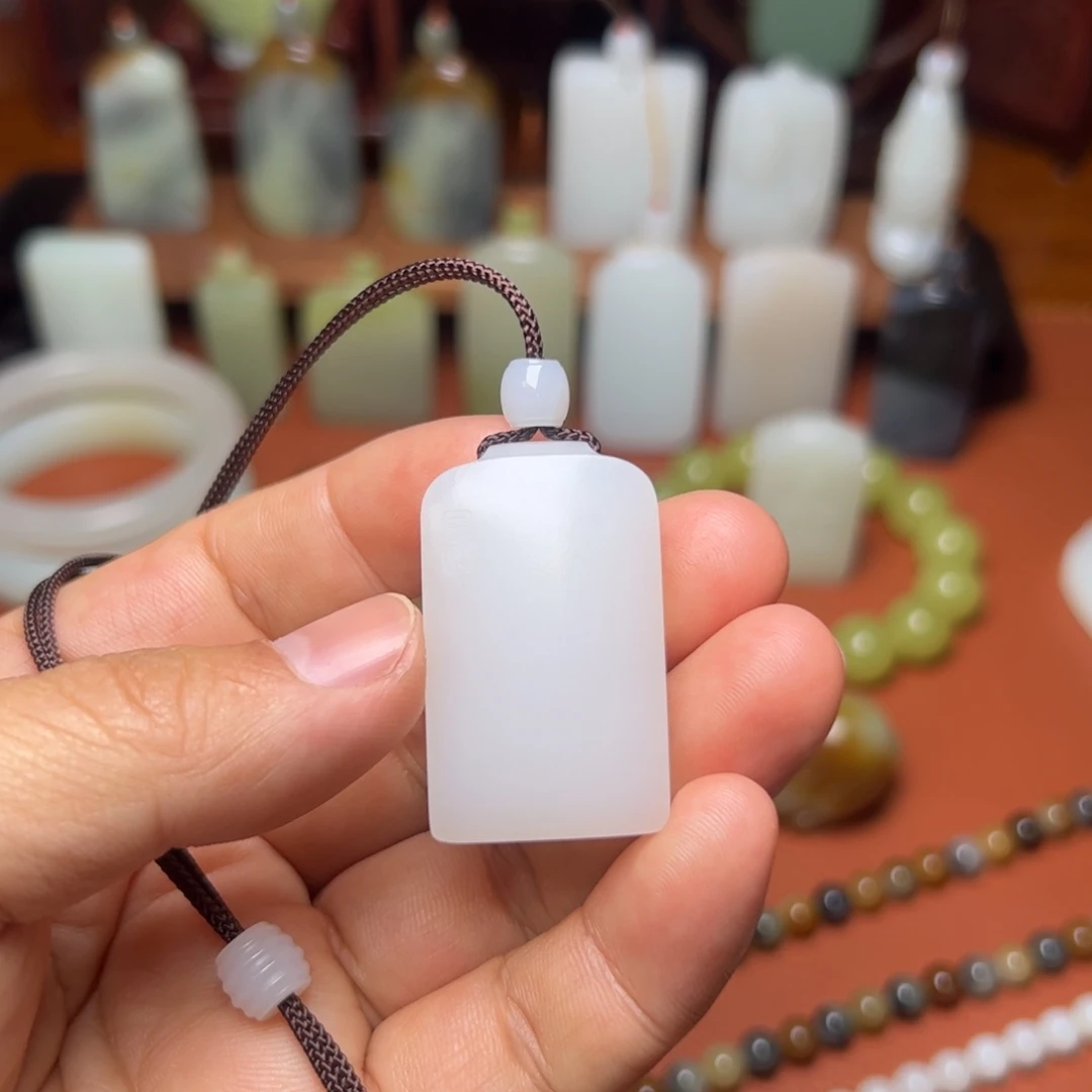 小***V和田玉未镶嵌颈饰