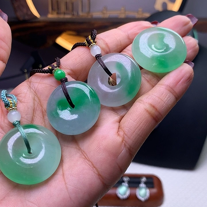 翡翠吊坠(赠链)未镶嵌