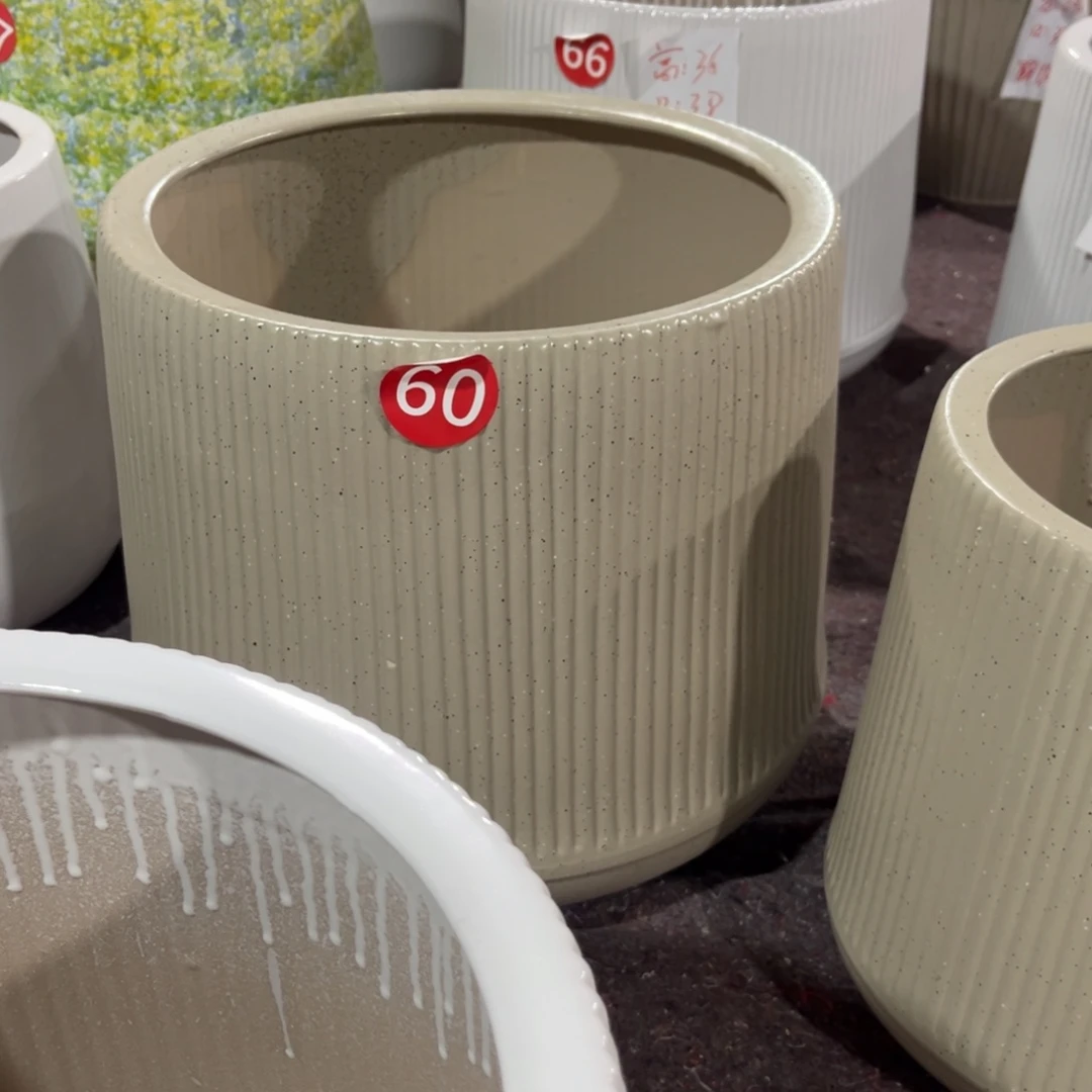 卡其竖条纹一个花盆