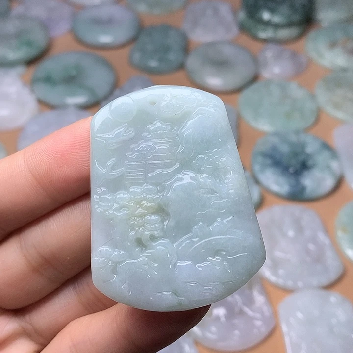 翡翠未镶嵌颈饰山水