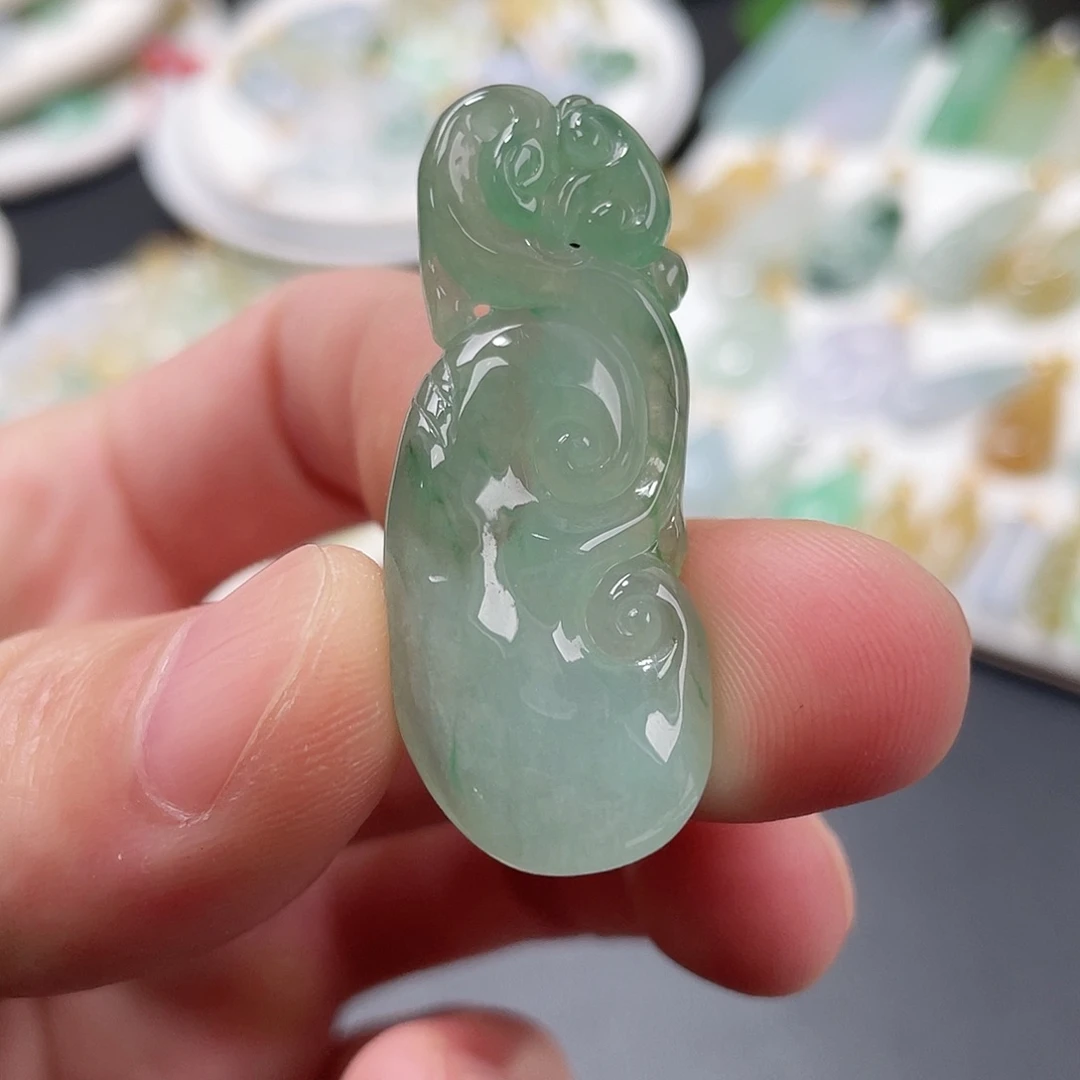 翡翠未镶嵌颈饰如意