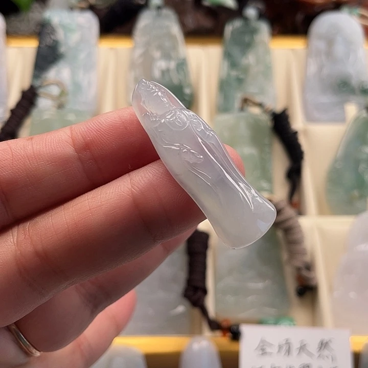 翡翠未镶嵌颈饰观音