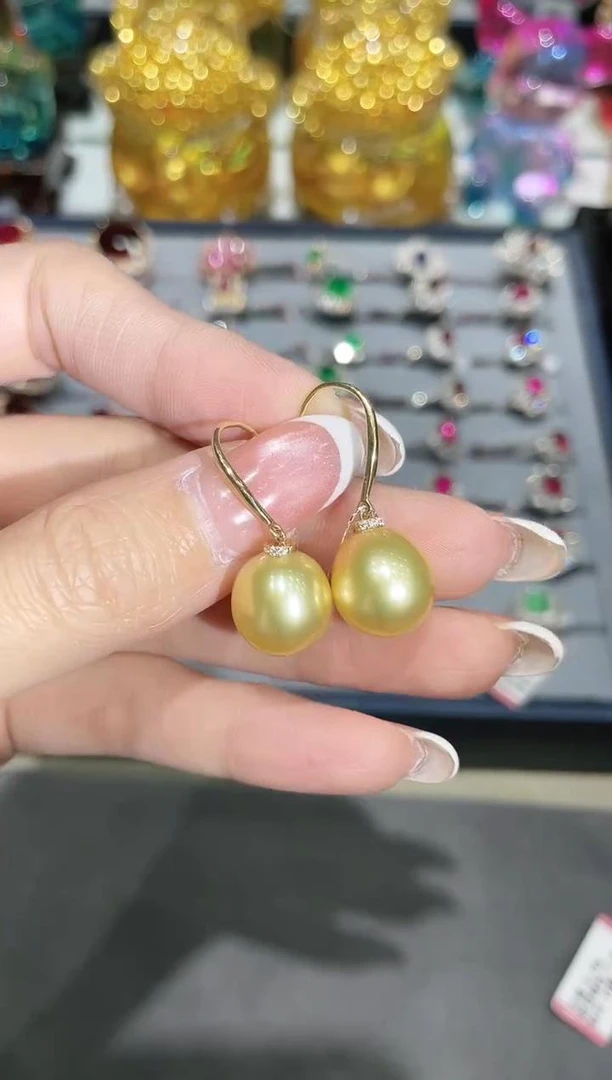 18K金镶嵌金色海水珍珠耳饰