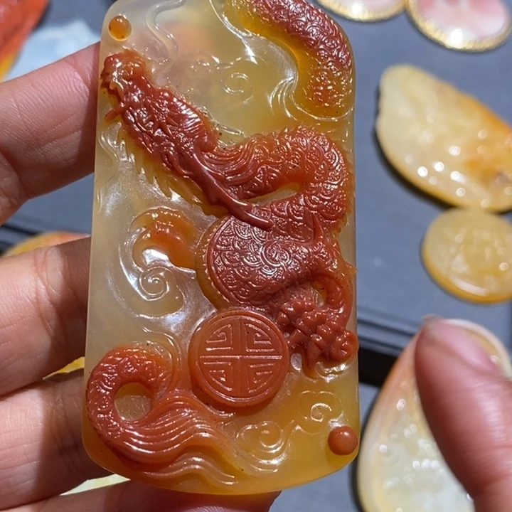 石英质玉（黄龙玉）足铂镶嵌颈饰