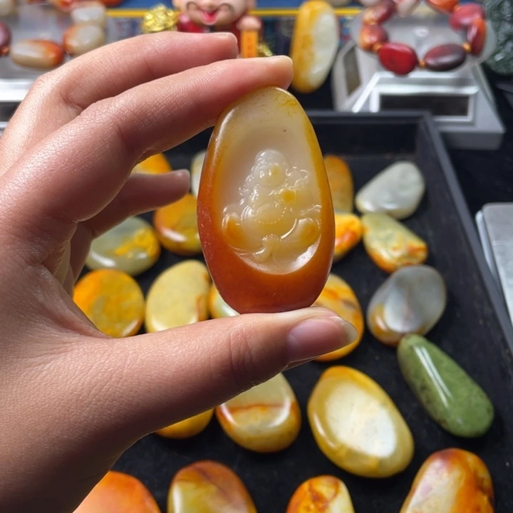 爱***是和田玉未镶嵌颈饰