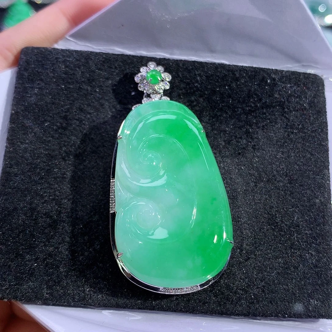 翡翠18K金镶嵌吊坠(赠链)