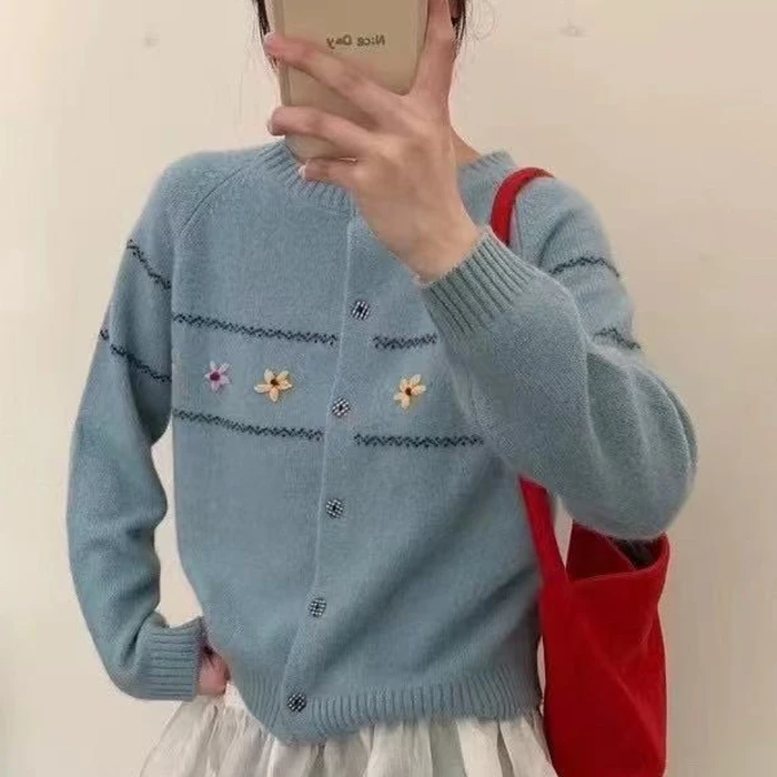 圆领修花针织开衫