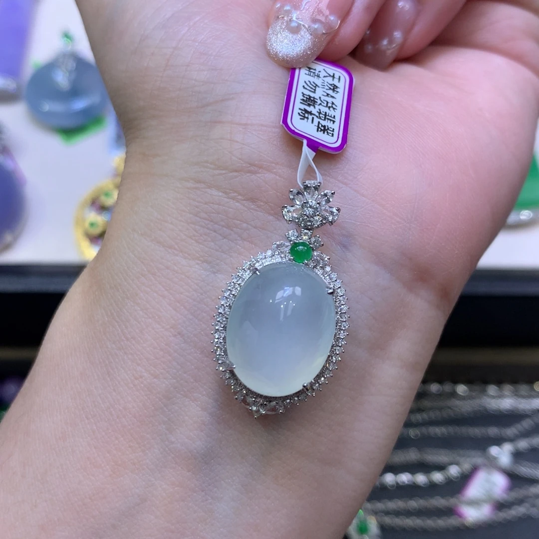 翡翠18K金镶嵌颈饰