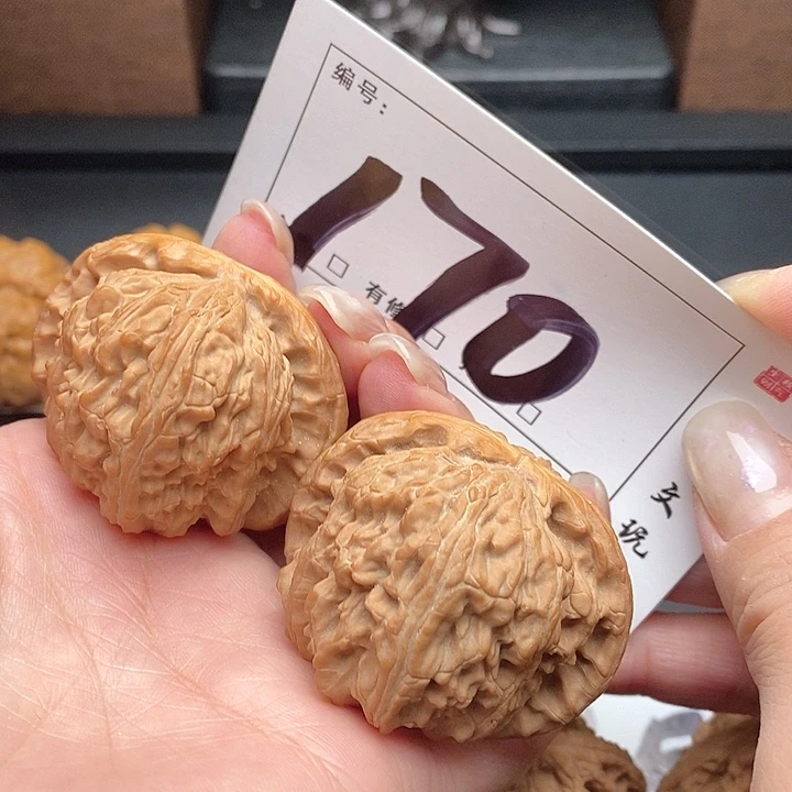 文玩核桃吊坠170号 45尺 白狮子