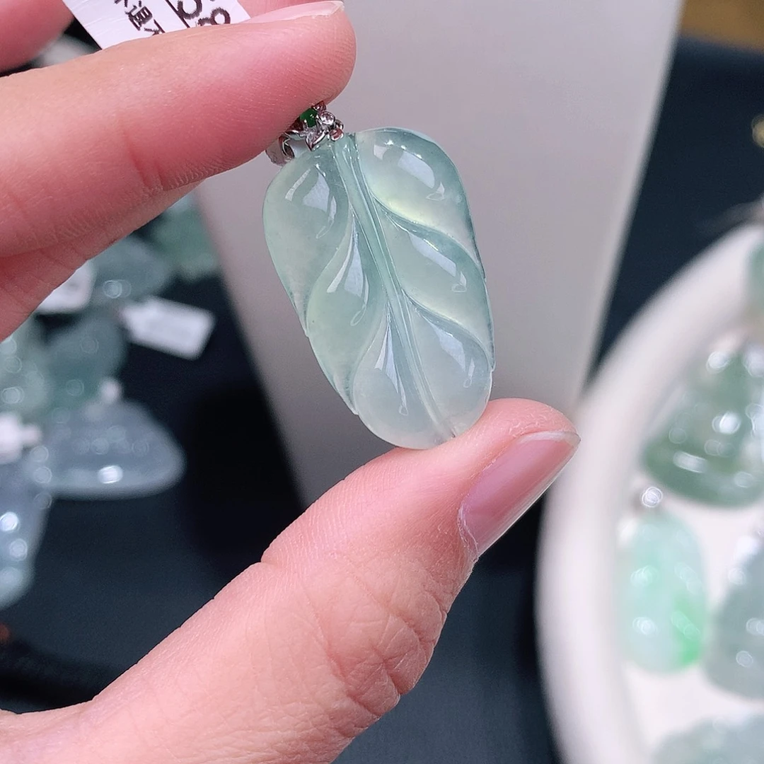 颈饰18K金镶嵌翡翠高冰起光晴绿叶子