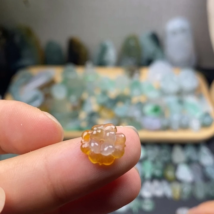 颈饰未镶嵌翡翠花