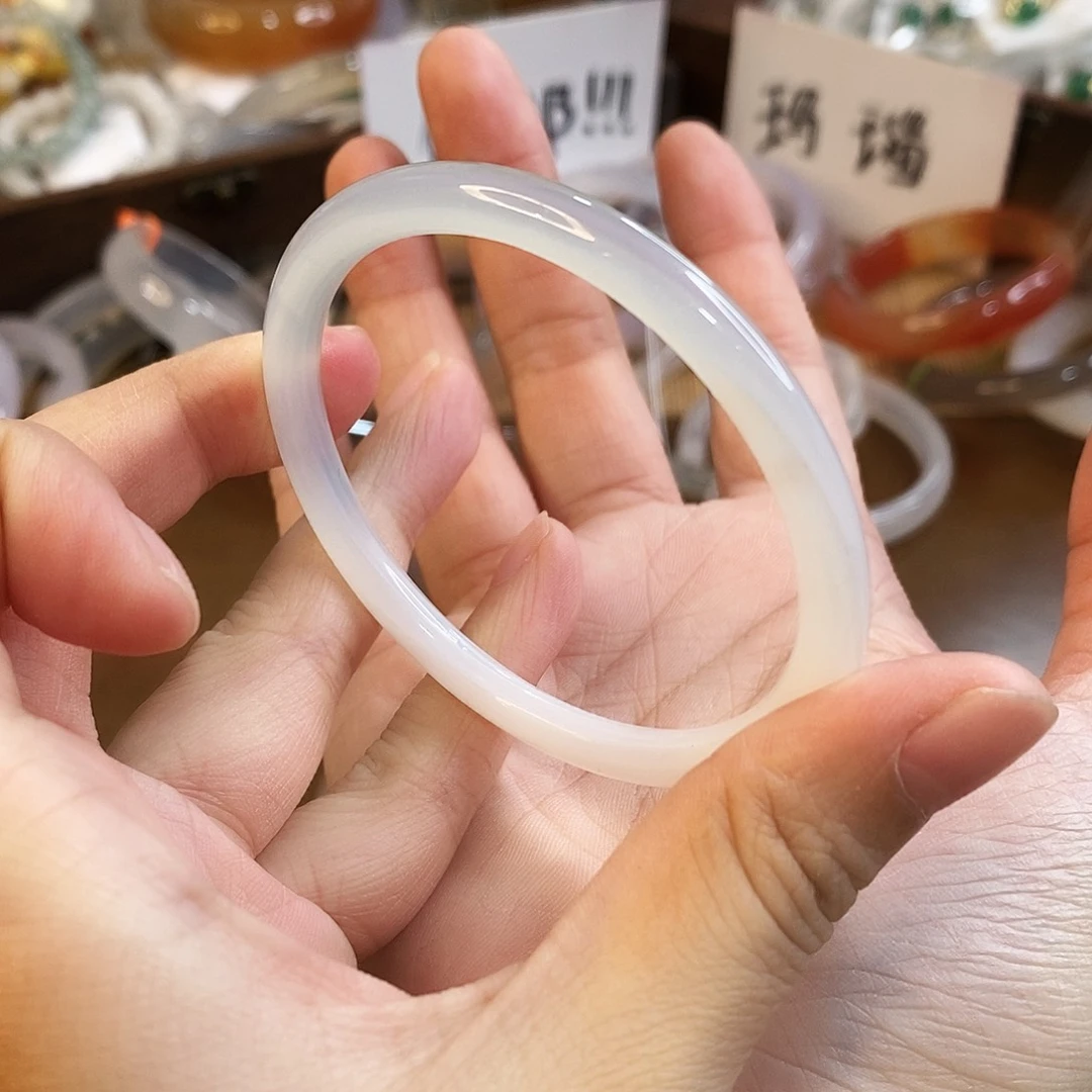 玛瑙/玉髓未镶嵌手镯A806。57圈。瑕