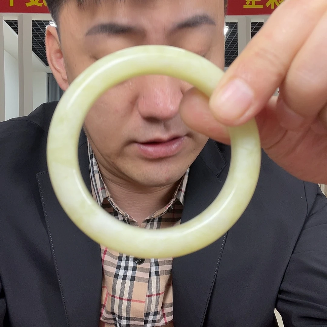 A***发透闪石-蛇纹石玉未镶嵌项圈