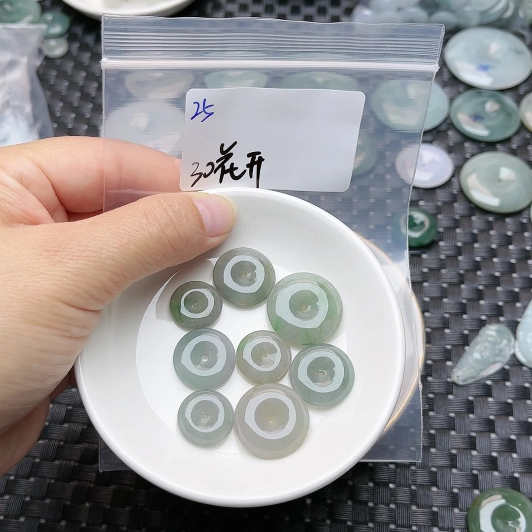 翡翠未镶嵌颈饰?***靡不