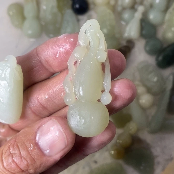 和田玉未镶嵌吊坠(赠链)