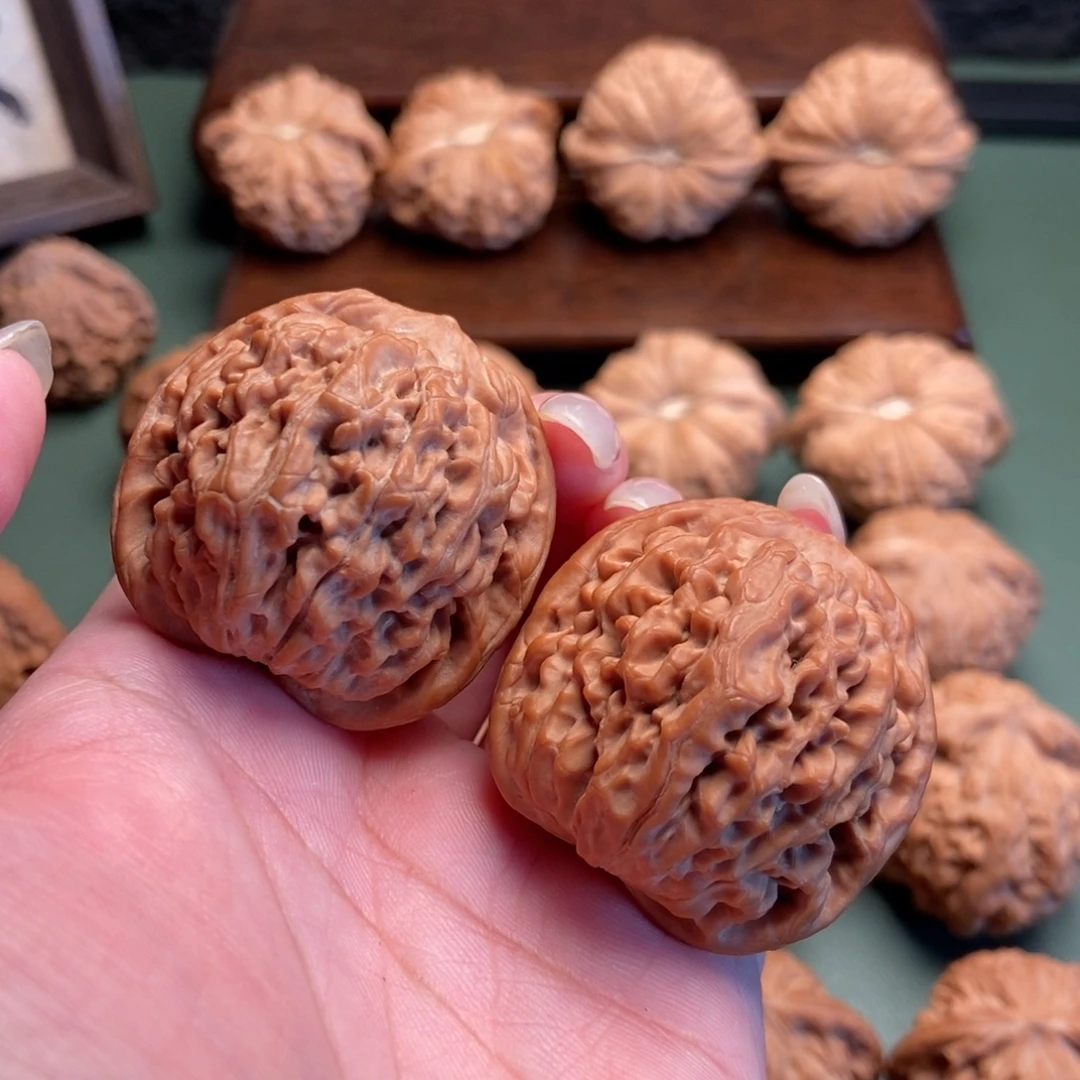 文玩核桃吊坠莲花