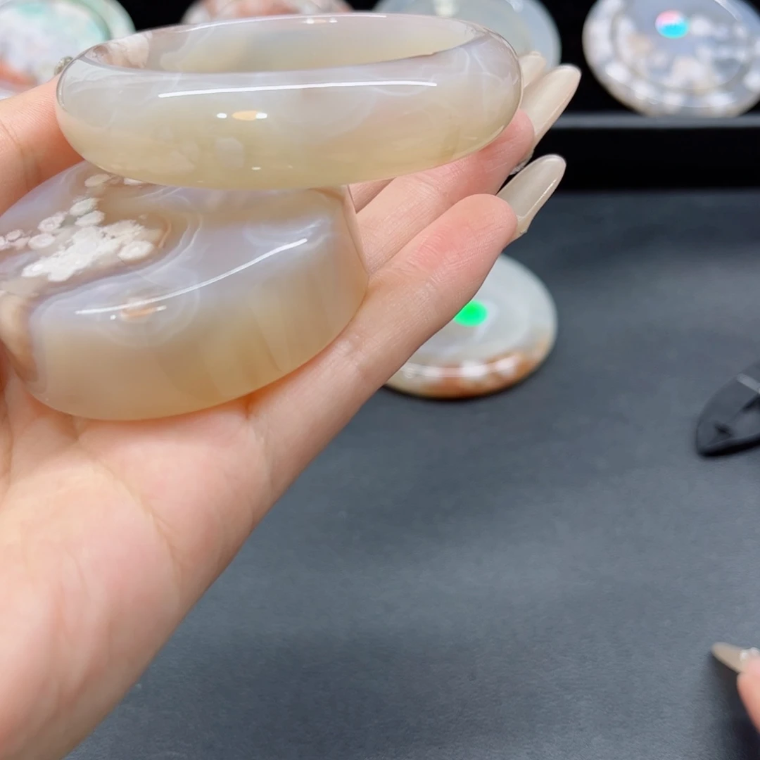 玛瑙/玉髓手镯未镶嵌5556