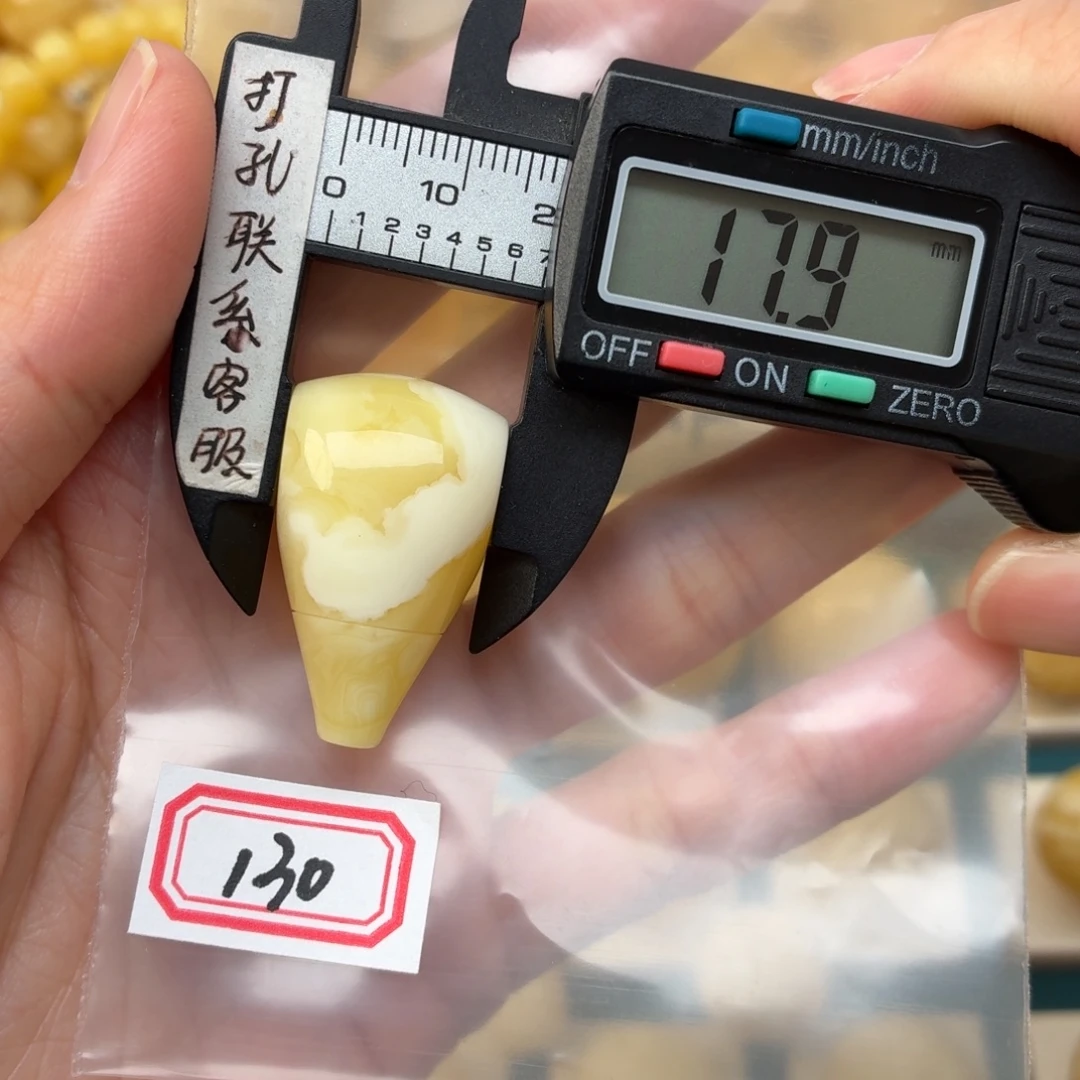弓***张蜜蜡未镶嵌裸石蜜蜡