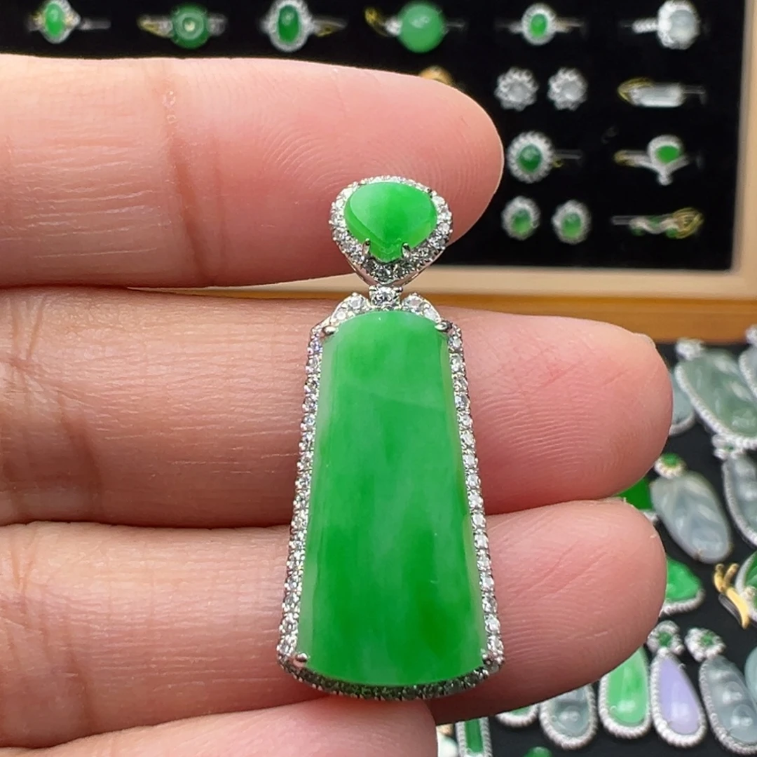 翡翠18K金镶嵌颈饰牌