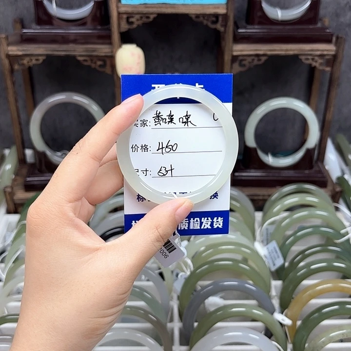 黄****和田玉未镶嵌手镯